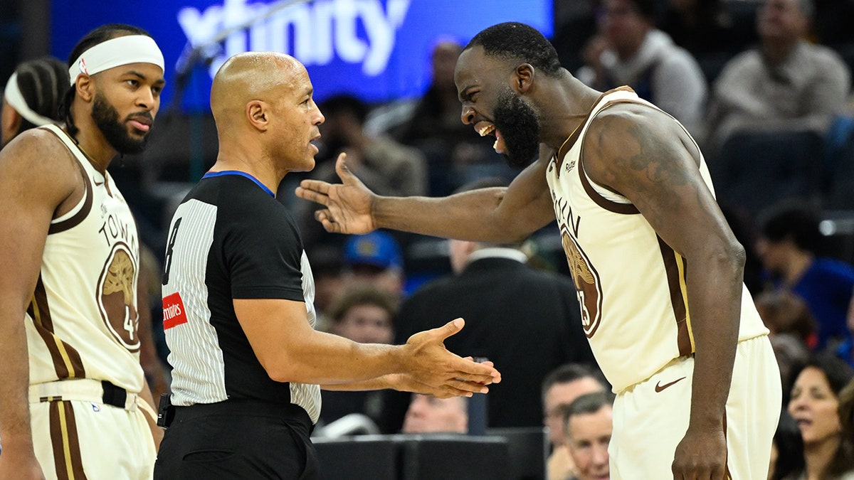 Draymond Green complains to a ref