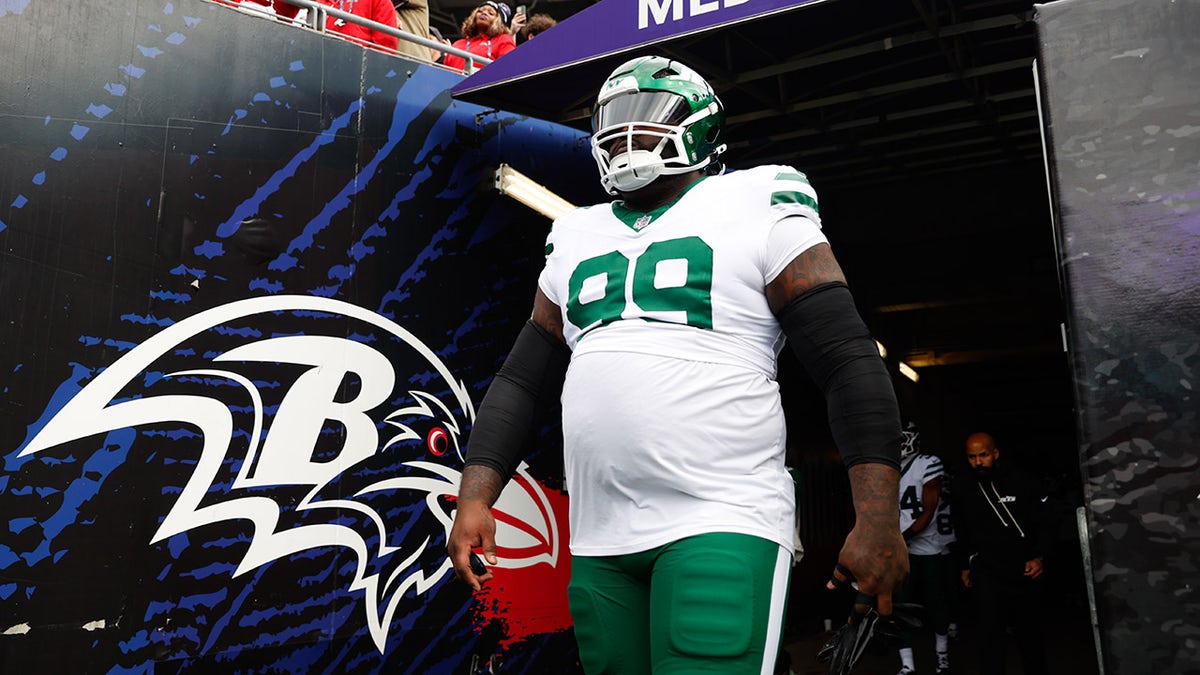 Khalen Saunders enters the Ravens game