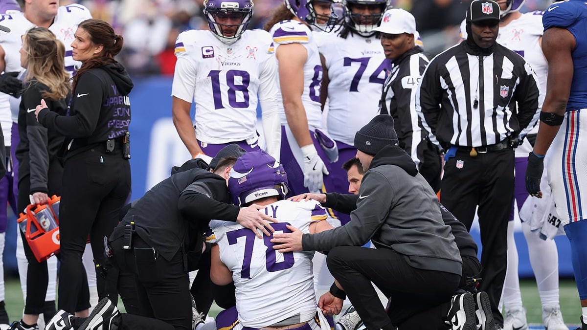 Ryan Kelly getting attended to