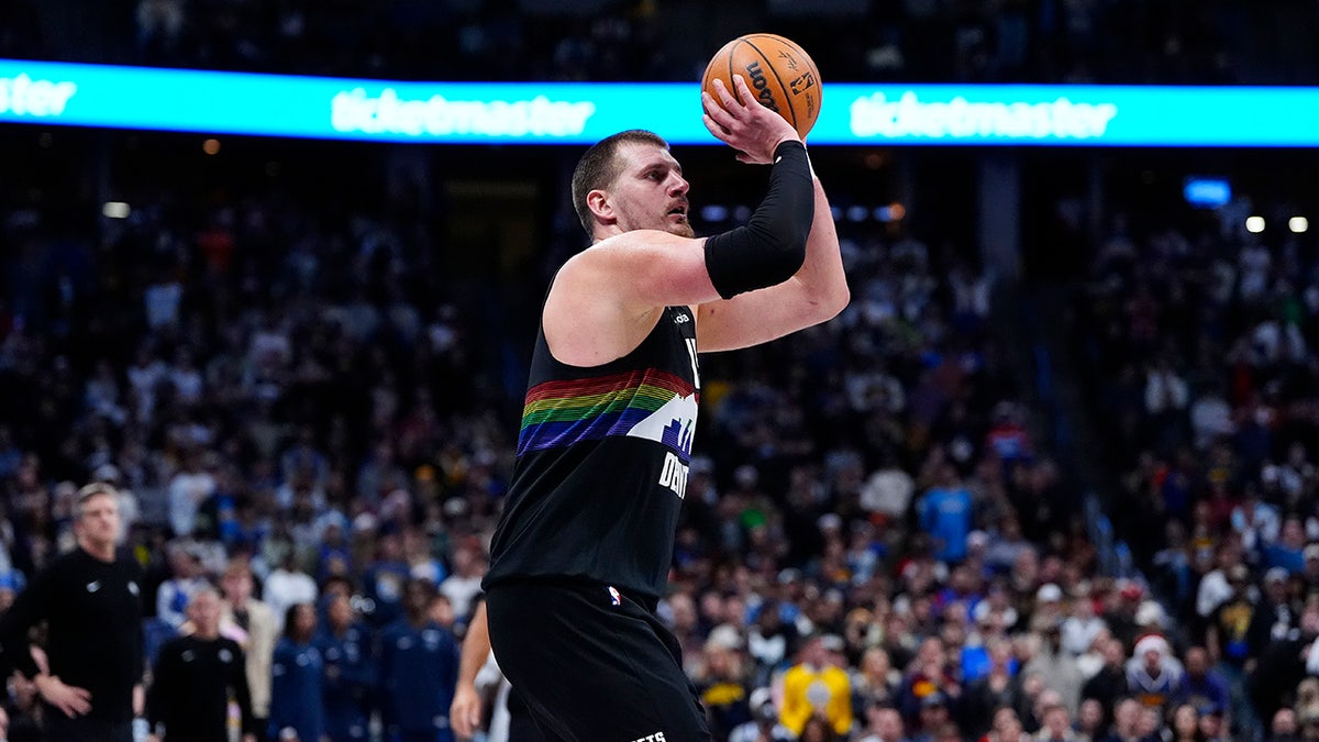 Nikola Jokic lines up shot