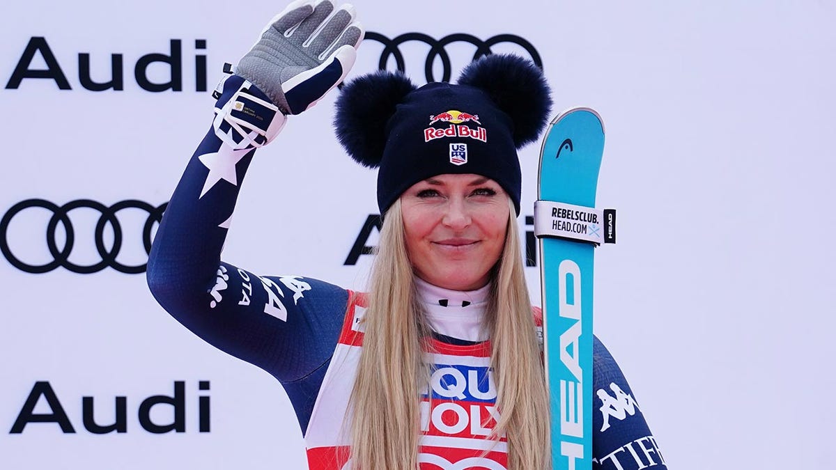 Lindsey Vonn waves to the crowd