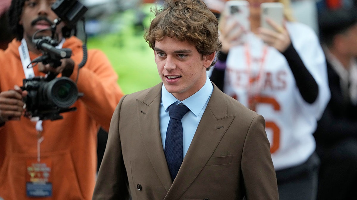 Arch Manning walks into the stadium