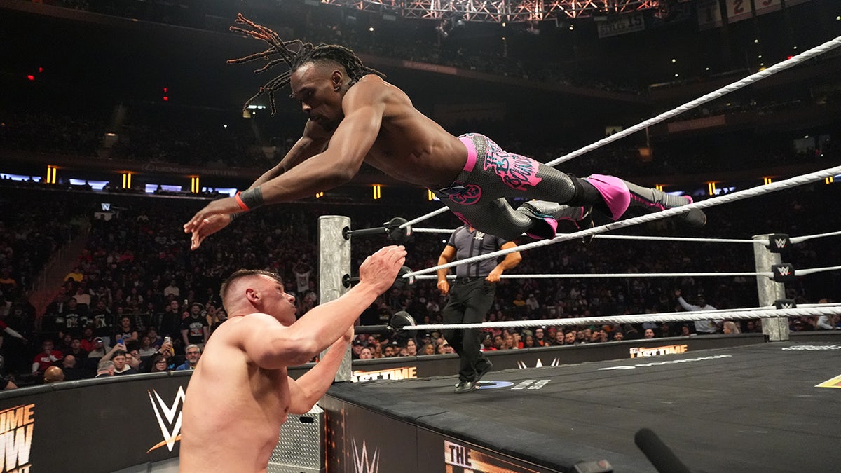 Je'Von Evans dives onto Gunther