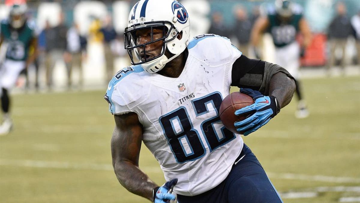 Nov 23, 2014; Philadelphia, PA, USA; Tennessee Titans tight end Delanie Walker (82) runs the ball against the Philadelphia Eagles at Lincoln Financial Field. The Eagles won 43-24. Mandatory Credit: Derik Hamilton-USA TODAY Sports