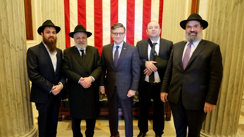 Johnson meets with Muslim man who confronted, disarmed Bondi Beach attacker