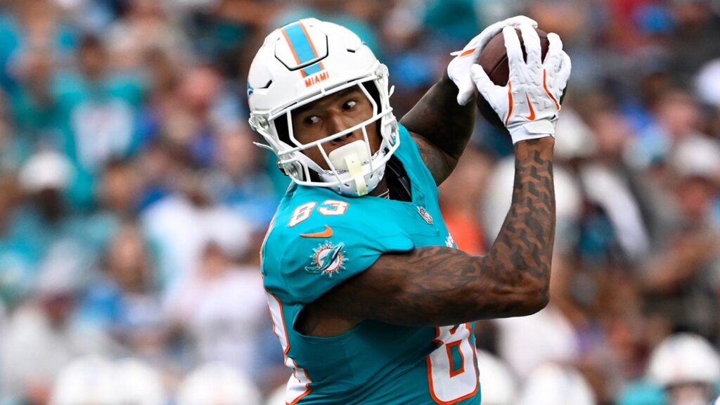 Dolphins’ Darren Waller says he was kicked out of exit meeting with coach Mike McDaniel before firing