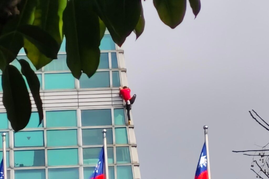 American Free-Climbs Taiwan Skyscraper Without Ropes on Netflix