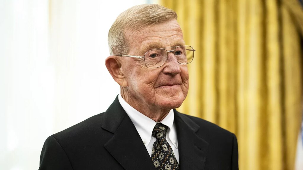 Legendary college football coach Lou Holtz enters hospice care: report Legendary college football coach Lou Holtz enters hospice care: report