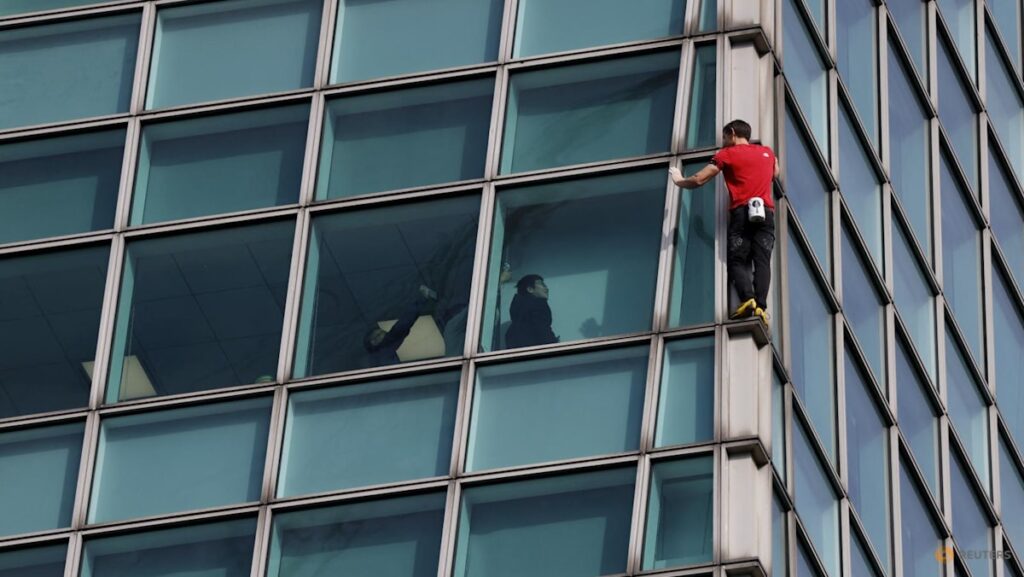 American rock climber Alex Honnold begins his ascent of the Taipei 101 skyscraper American rock climber Alex Honnold begins his ascent of the Taipei 101 skyscraper