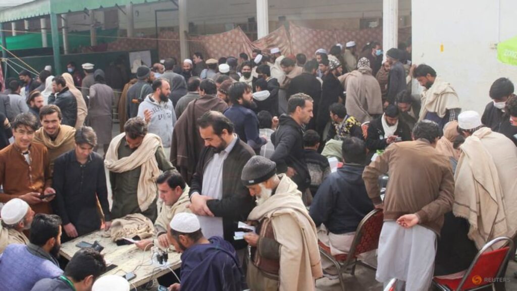 Thousands flee northwest Pakistan after mosques warn of possible military action