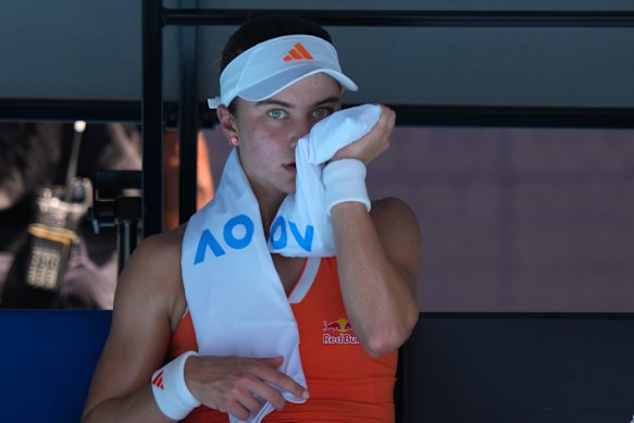 Iva Jovic of the US placed an iced towel to her face during her quarter-final match at the Australian Open tennis championship on Tuesday. 