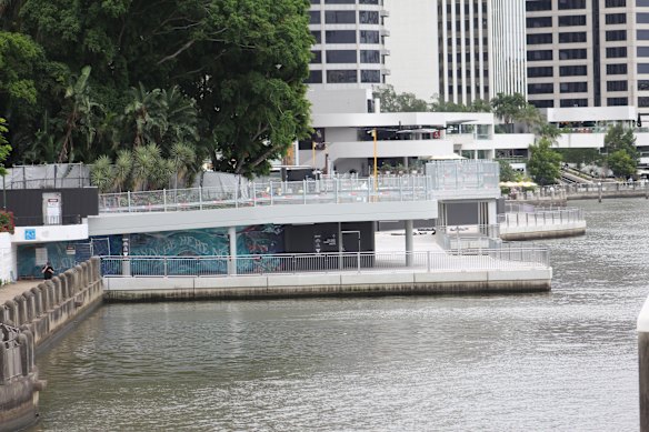 A new mural appears along the side of the Riverwalk facing the Kangaroo Point Bridge. 