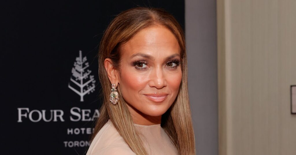Jennifer Lopez Keeps Wearing This Winter-Perfect Cardigan Style — Shop 18 Chic Alternatives