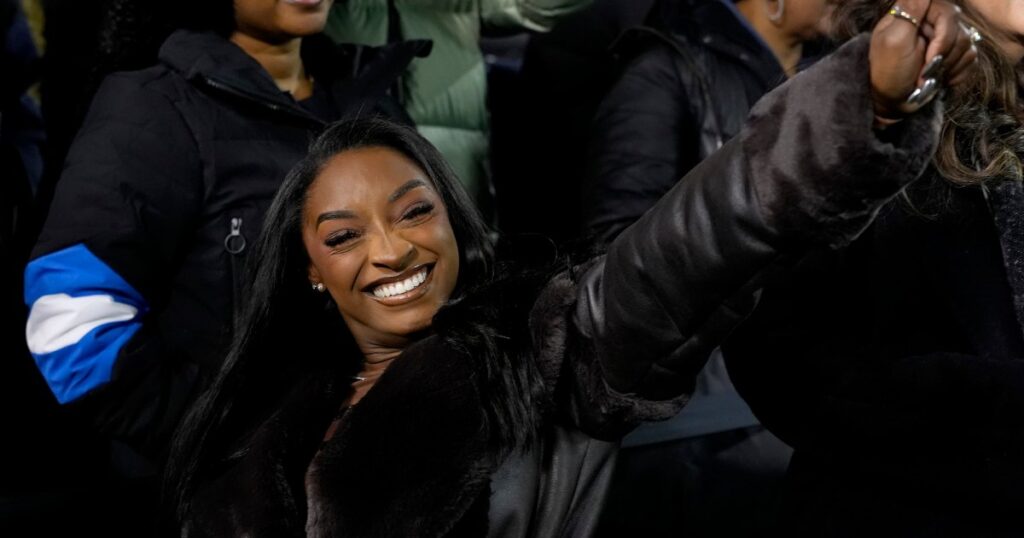 Simone Biles Kisses Husband Jonathan Owens on the Field Before Bears-Packers Playoff Game