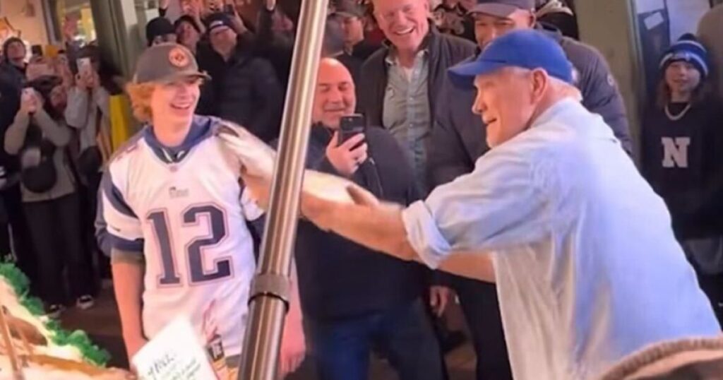 Terry Bradshaw Misses Pike Place Fish Throw to Rob Gronkowski Before NFC Championship in Seattle Terry Bradshaw Misses Pike Place Fish Throw to Rob Gronkowski Before NFC Championship in Seattle