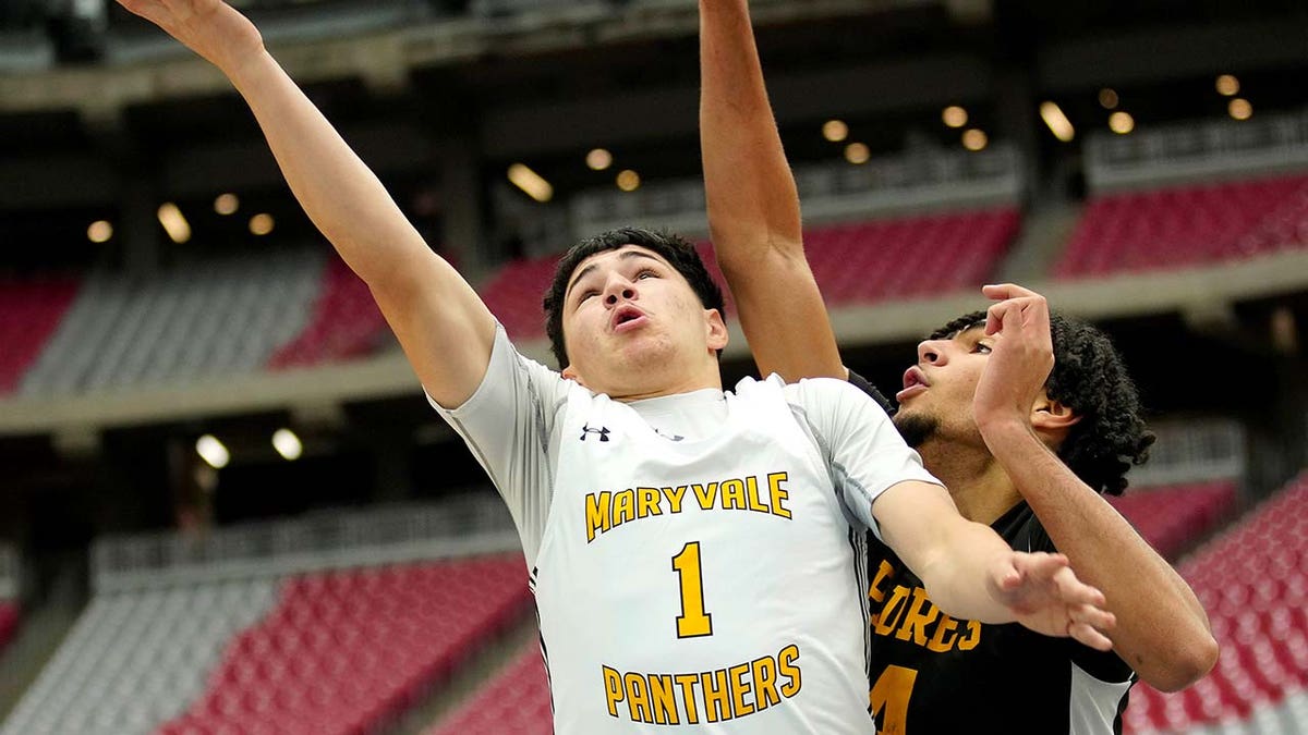 Adrian Stubbs shoots ball