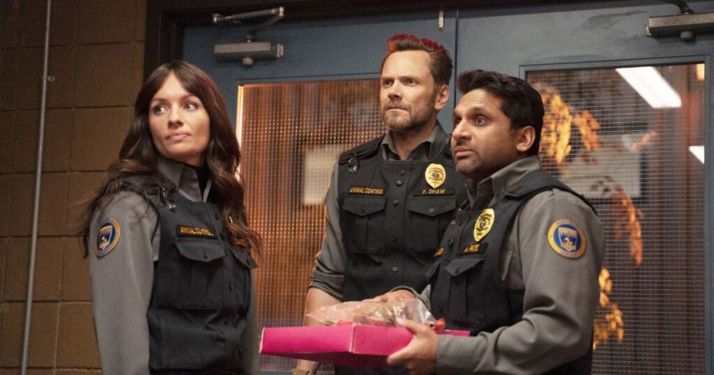 28 Best Netflix Sitcoms to Stream Right Now (January 2026): ‘Animal Control’ and More