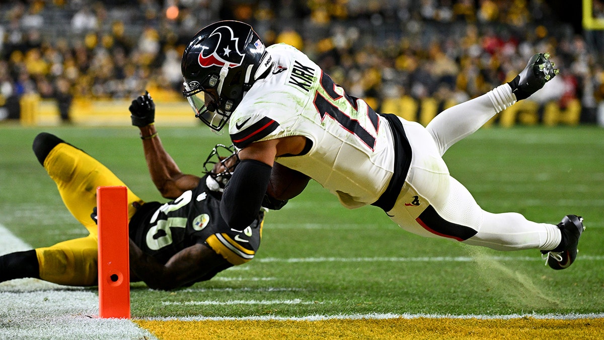Christian Kirk dives for endzone