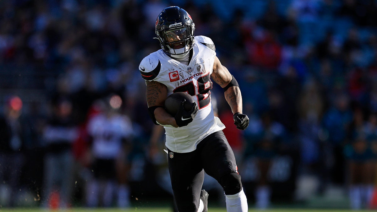 Joe Mixon scores a touchdown