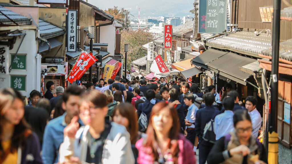 Tourists hit record in Japan, despite plunge from China