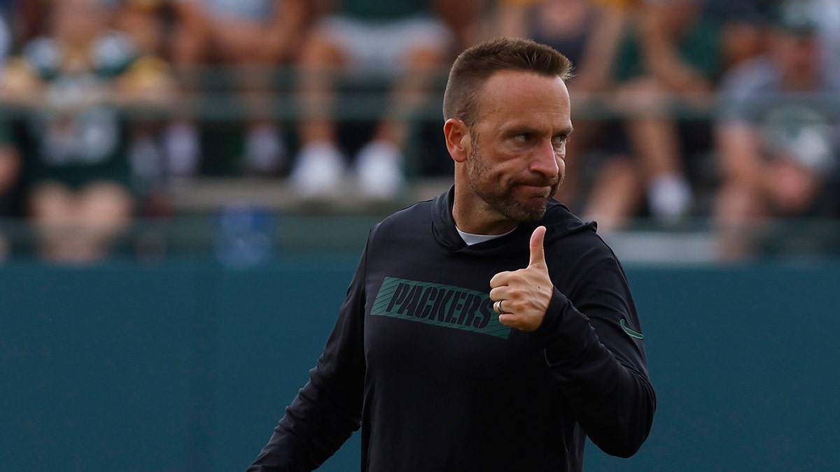 Jeff Hafley thumbs up on field