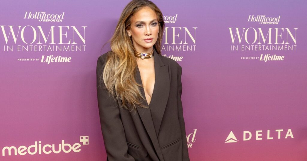 Jennifer Lopez’s Classic Tweed Blazer Instantly Elevates Casual Winter Outfits Jennifer Lopez’s Classic Tweed Blazer Instantly Elevates Casual Winter Outfits