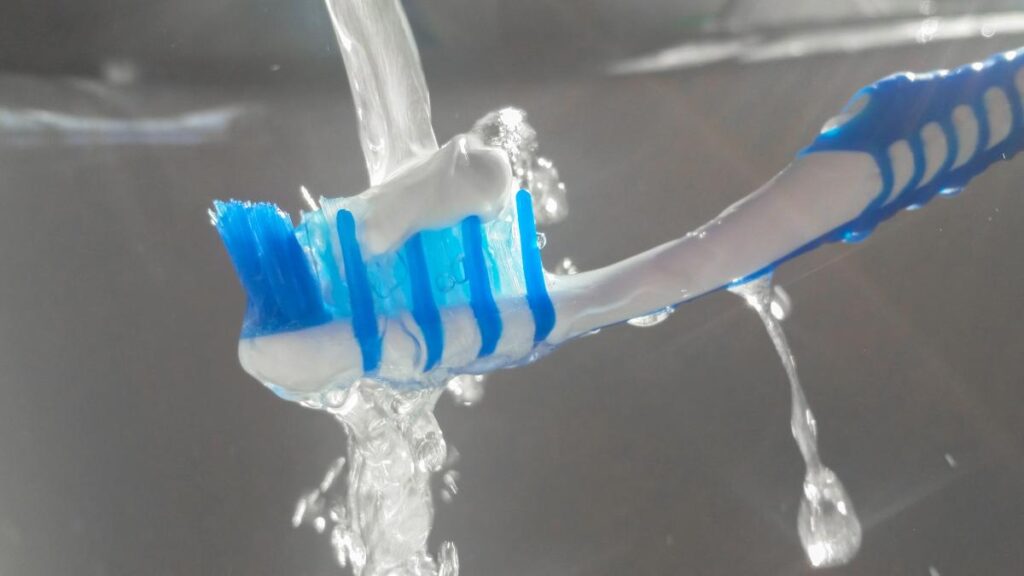 Dear Abby: I saw a woman brush her teeth at a high-end restaurant table