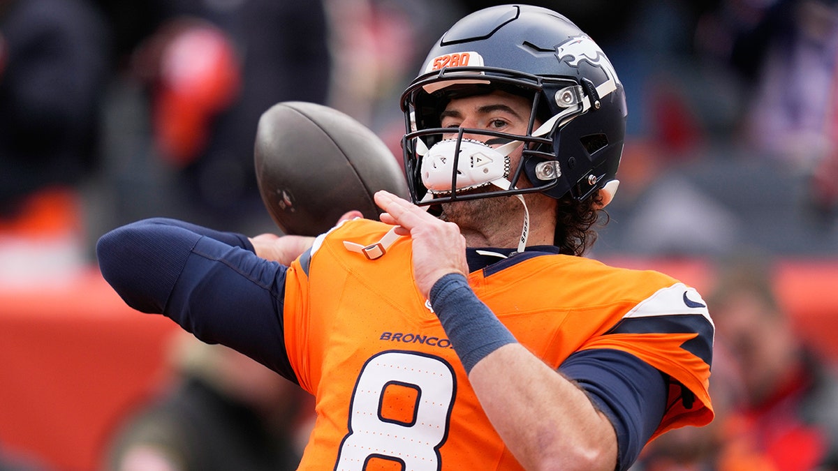 Jarrett Stidham warms up
