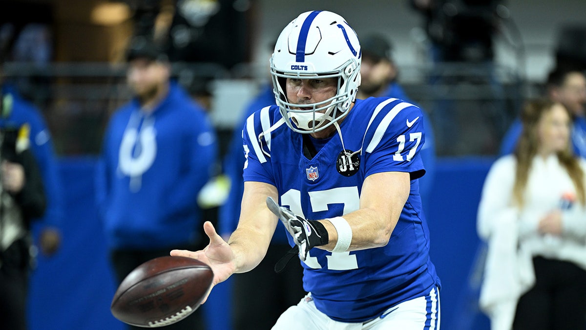 Philip Rivers warms up