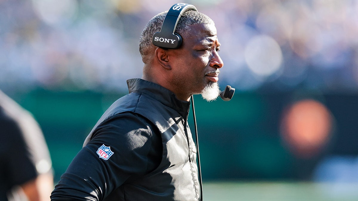 Aaron Glenn on the sideline