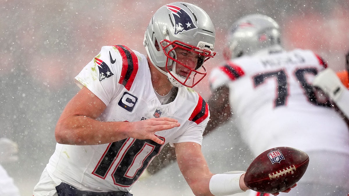 Drake Maye hands the ball off