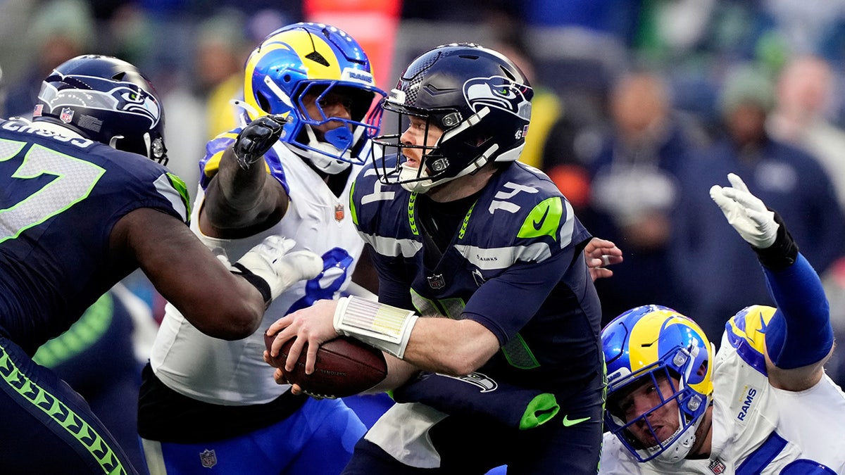 Sam Darnold escapes the rush