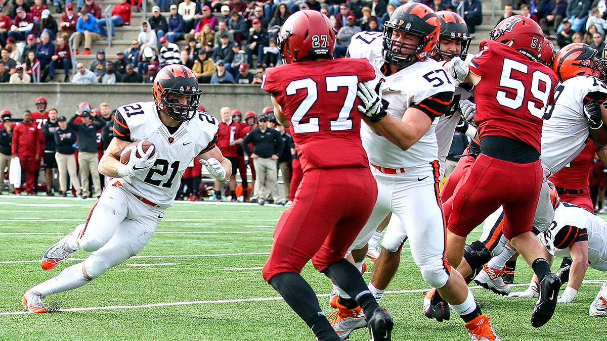 Charlie Volker. runs the ball