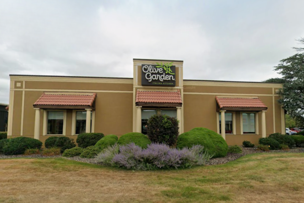 Olive Garden Cook Goes Head-First Into Fryer: Police