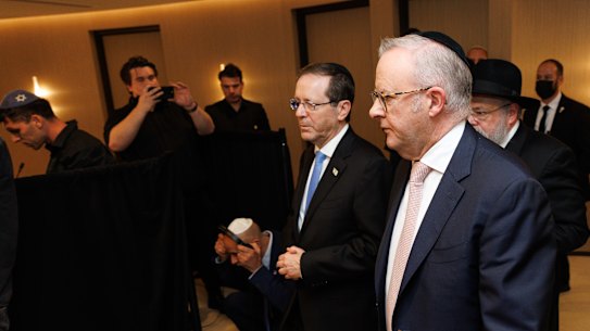 Prime Minister Anthony Albanese and Israeli President Isaac Herzog arrive at the Bondi service.