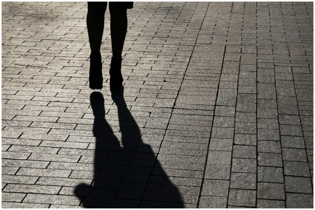 Woman Notices Strange Man Outside House—Her Reaction is ‘True Cinema’ Woman Notices Strange Man Outside House—Her Reaction is ‘True Cinema’