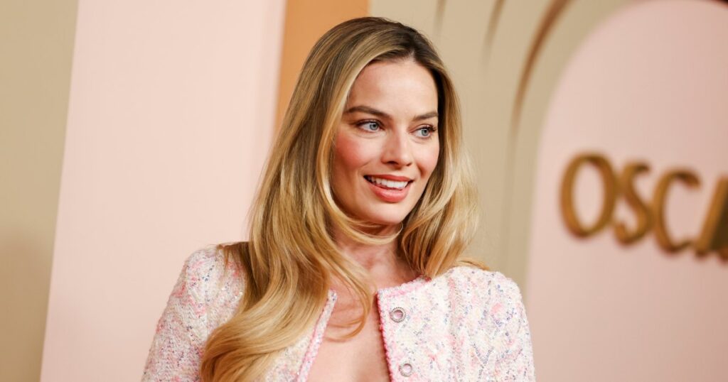 Margot Robbie’s Oversized Shirt Style Is a Rich Mom Basic, and We Found a Cozy  Version