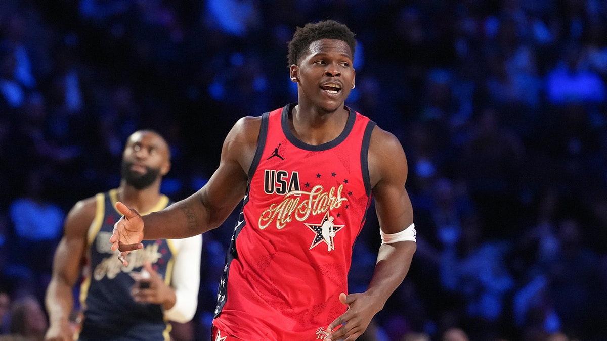 Anthony Edwards runs on court