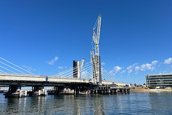 The new Fremantle traffic bridge under construction.