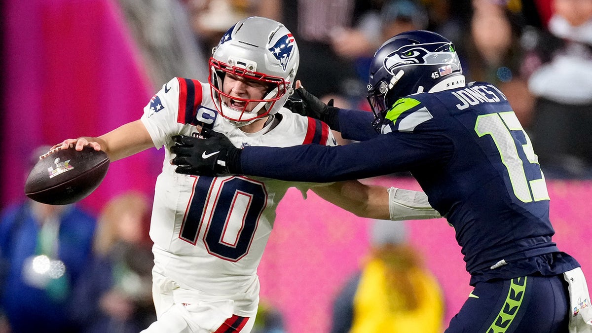 Ernest Jones IV tackles Drake Maye