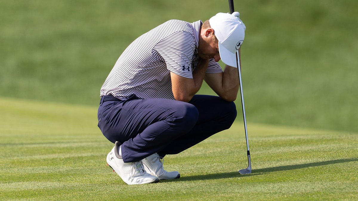 Jordan Spieth kneels down in pain