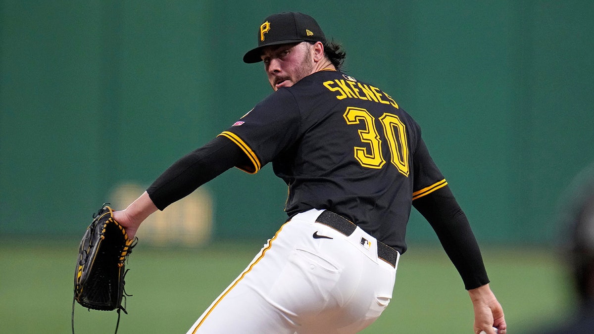Paul Skenes pitches against the Cubs