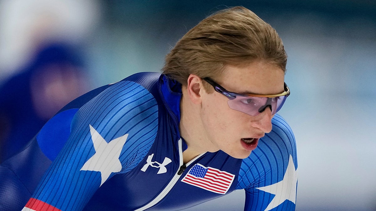 Jordan Stolz practices for Team USA