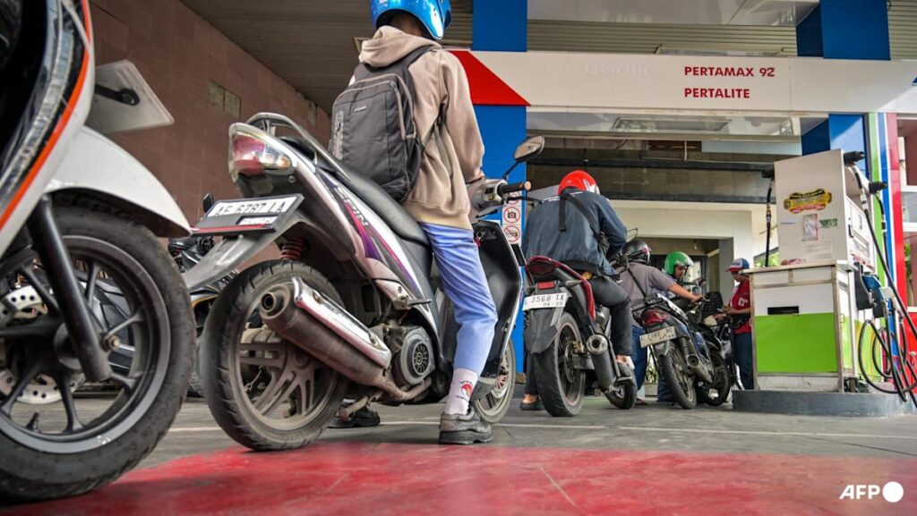 Indonesia minister says sustained high oil prices could see budget deficit breach mandated limit Indonesia minister says sustained high oil prices could see budget deficit breach mandated limit