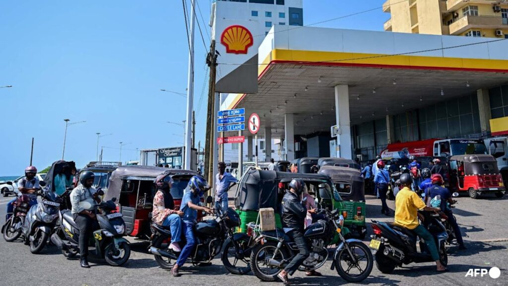 Sri Lanka announces four-day work week over fears war will drag Sri Lanka announces four-day work week over fears war will drag