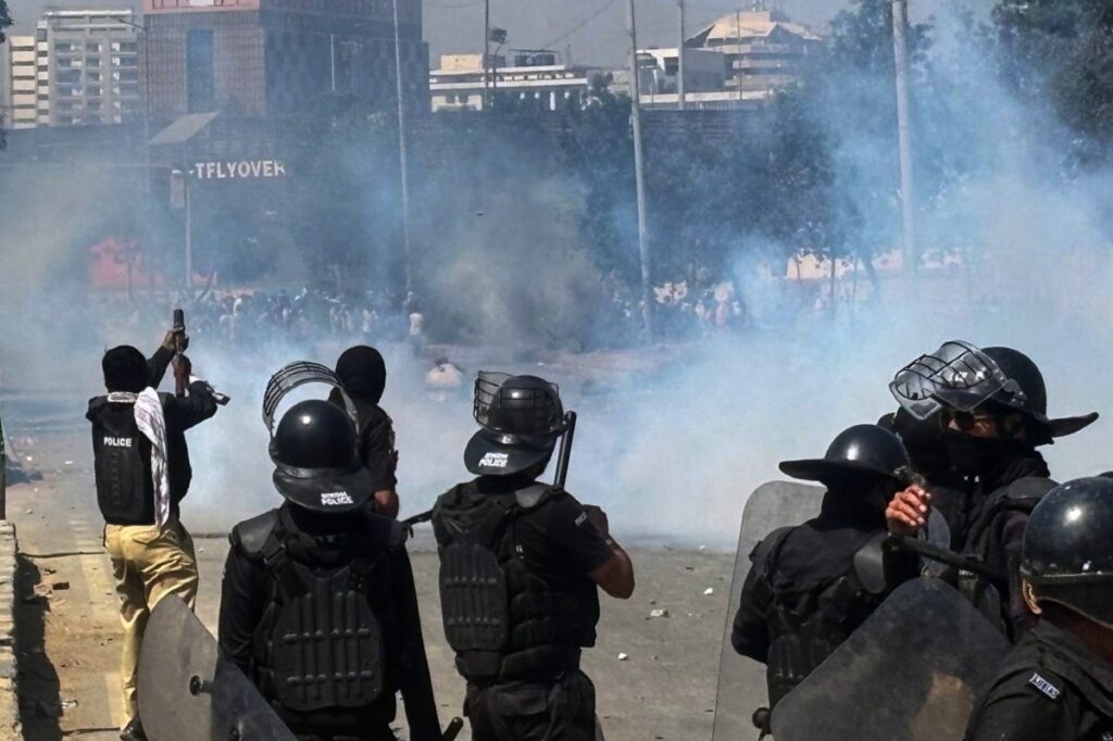 Nine Dead After Hundreds Storm US Consulate in Pakistan Nine Dead After Hundreds Storm US Consulate in Pakistan