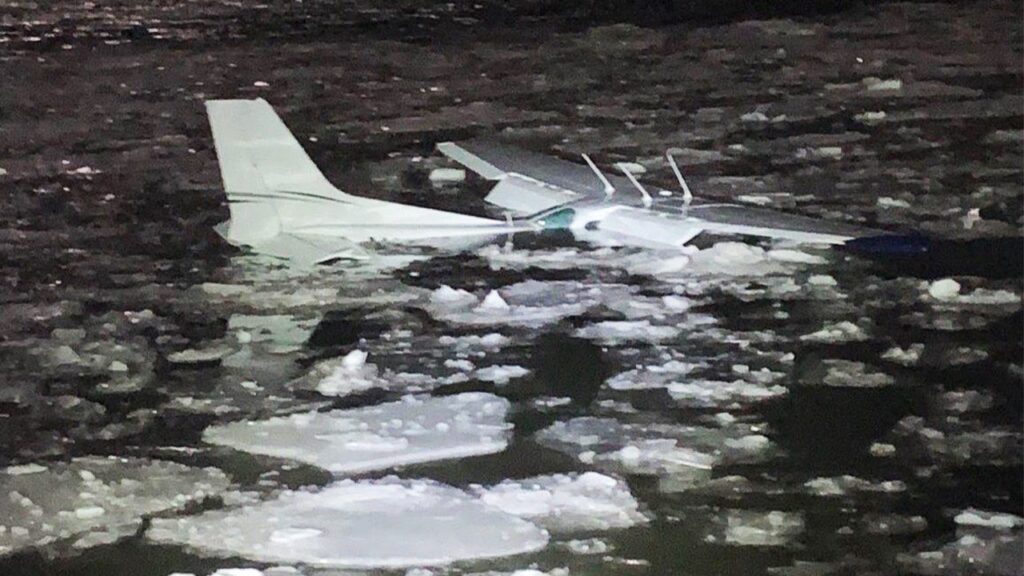 Pilot, passenger swim to safety after plane crashes into New York’s Hudson River Pilot, passenger swim to safety after plane crashes into New York’s Hudson River