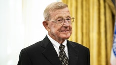 Legendary college football coach Lou Holtz dead at 89