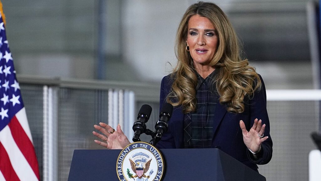 Top Trump agency cuts off foreign nationals from all loan programs: ‘Must prioritize American citizens’