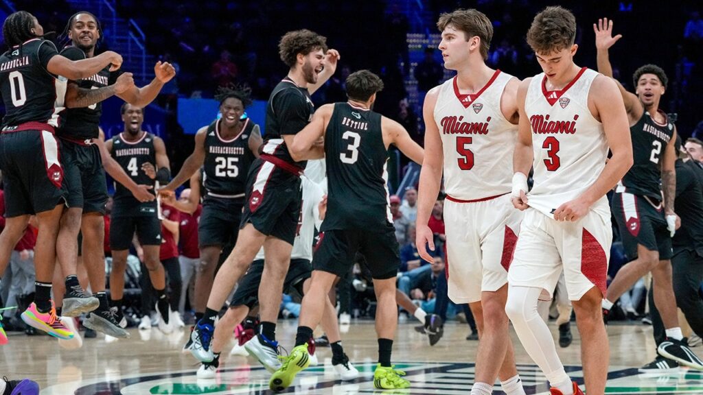 UMass hands Miami (Ohio) first loss, crushing dream season and jeopardizing tournament bid
